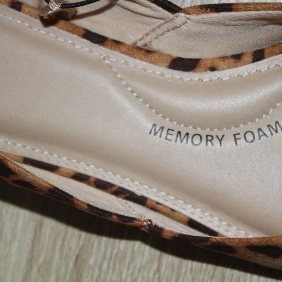 Time And Tru Women's Flats in Leopard Print - Picture 3 of 5